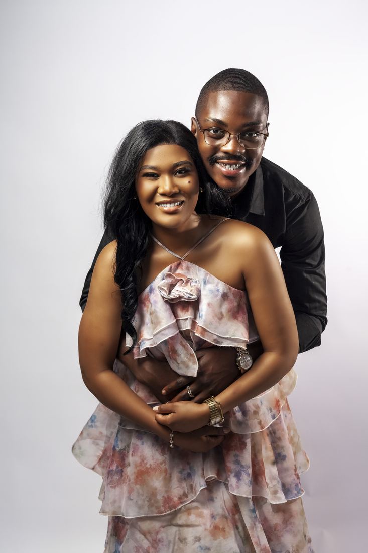 Alexandre e Cecília abraçados, a sorrir